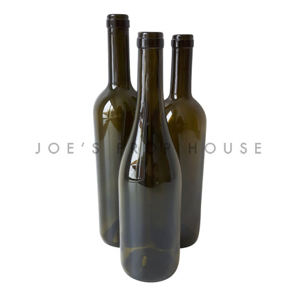 Assortiment de bouteilles de vin en verre vert / pas d'étiquettes